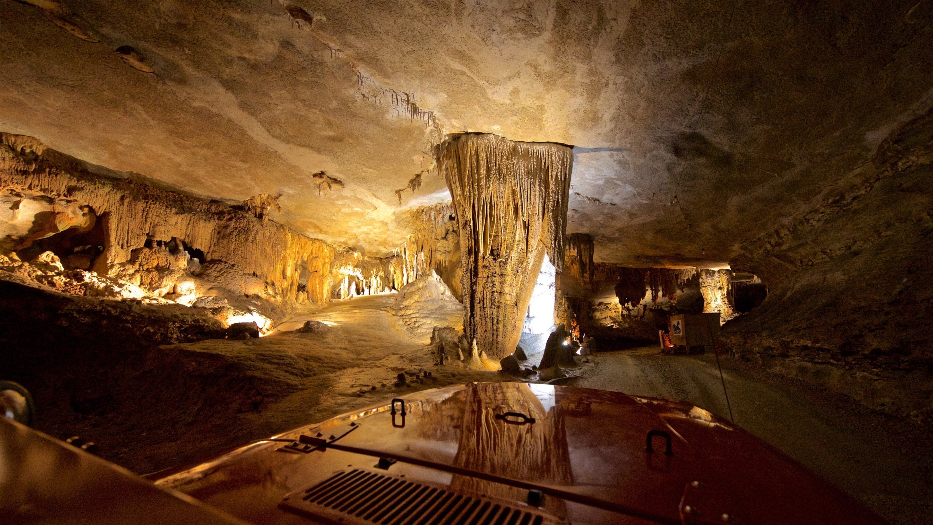 Fantastic Caverns which includes caves