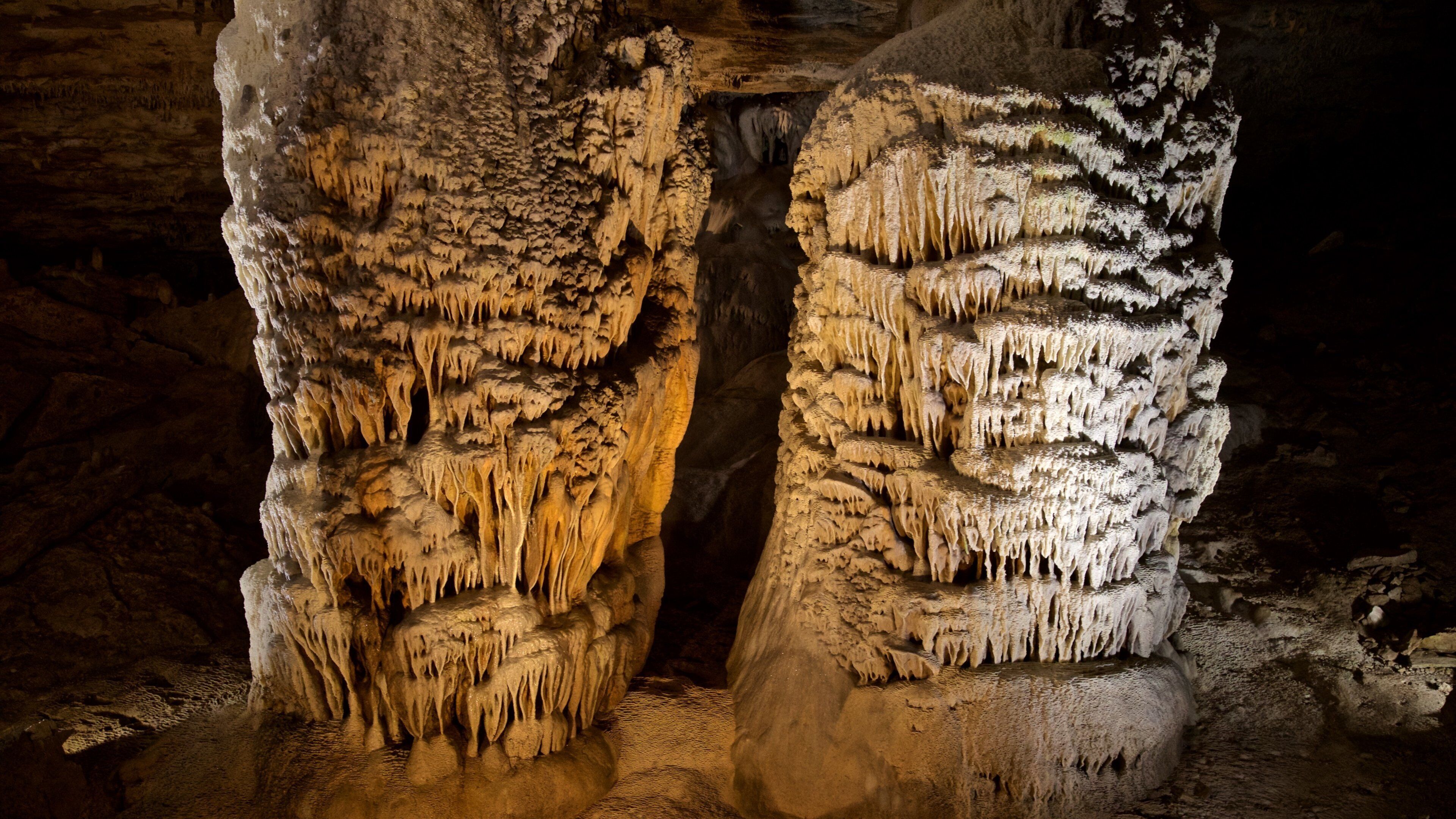 Una grotta con stalattiti e stalagmiti.
