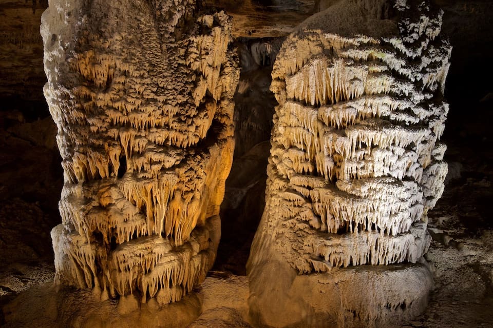 Una grotta con stalattiti e stalagmiti.