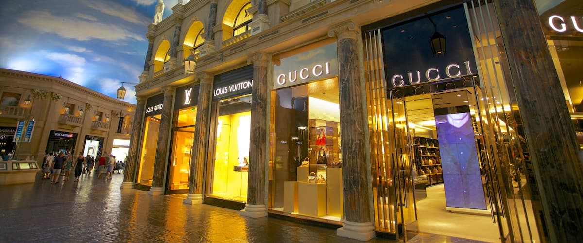 Forum Shops mettant en vedette ville, scĂšnes de nuit et signalisation