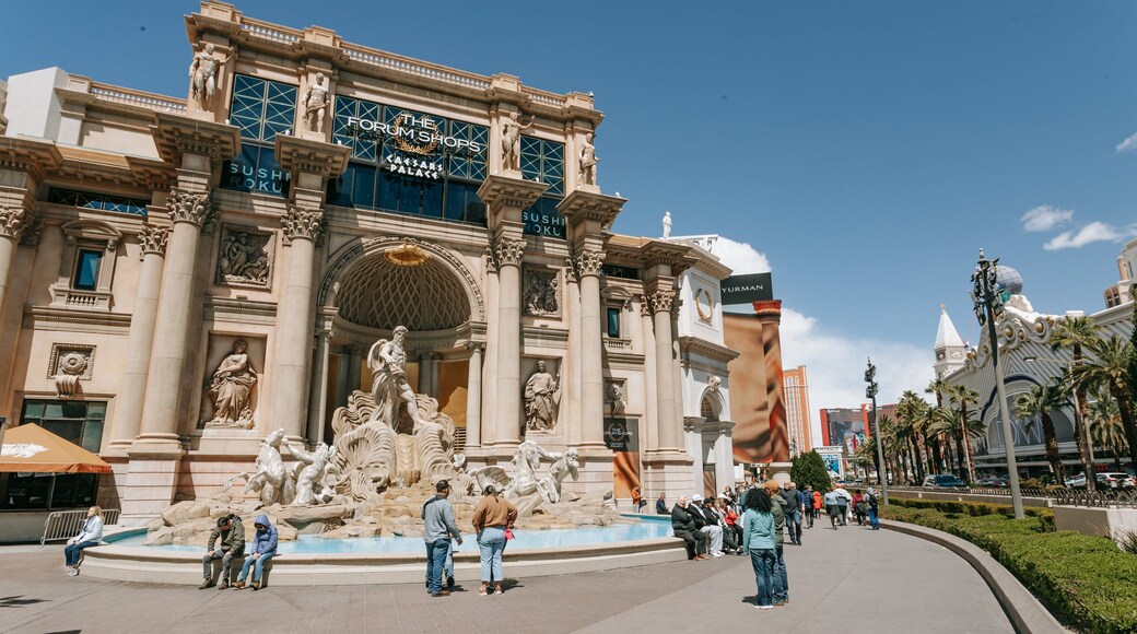Forum Shops at Caesars which includes a fountain, heritage architecture and street scenes