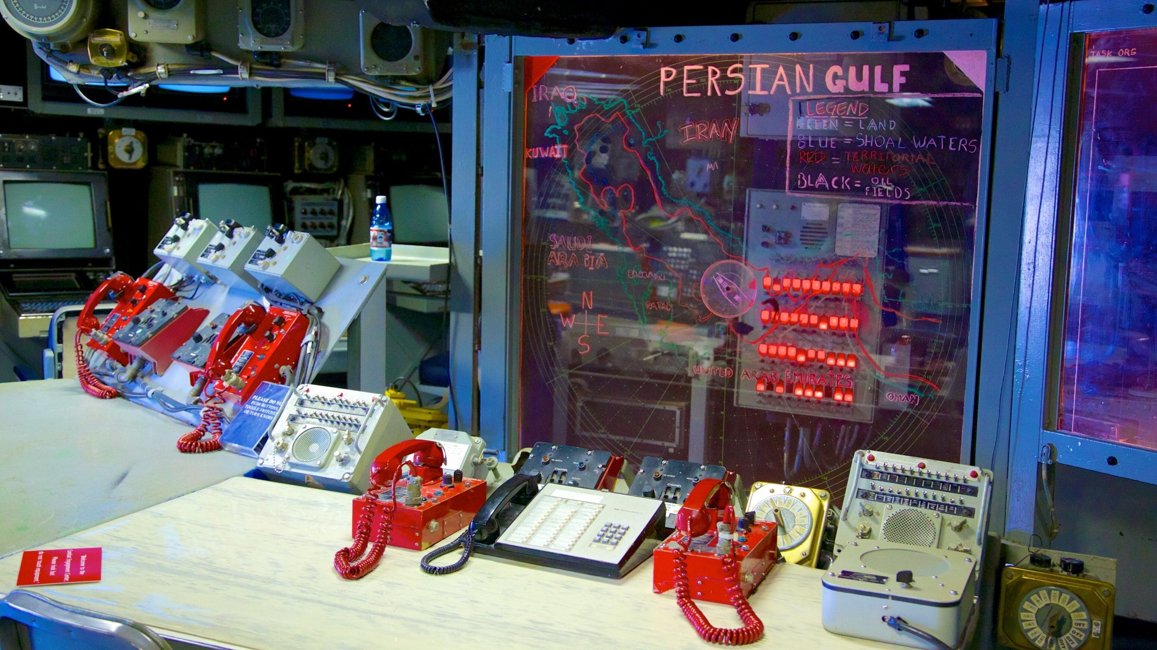 USS Missouri Memorial mostrando vistas internas e sinalização