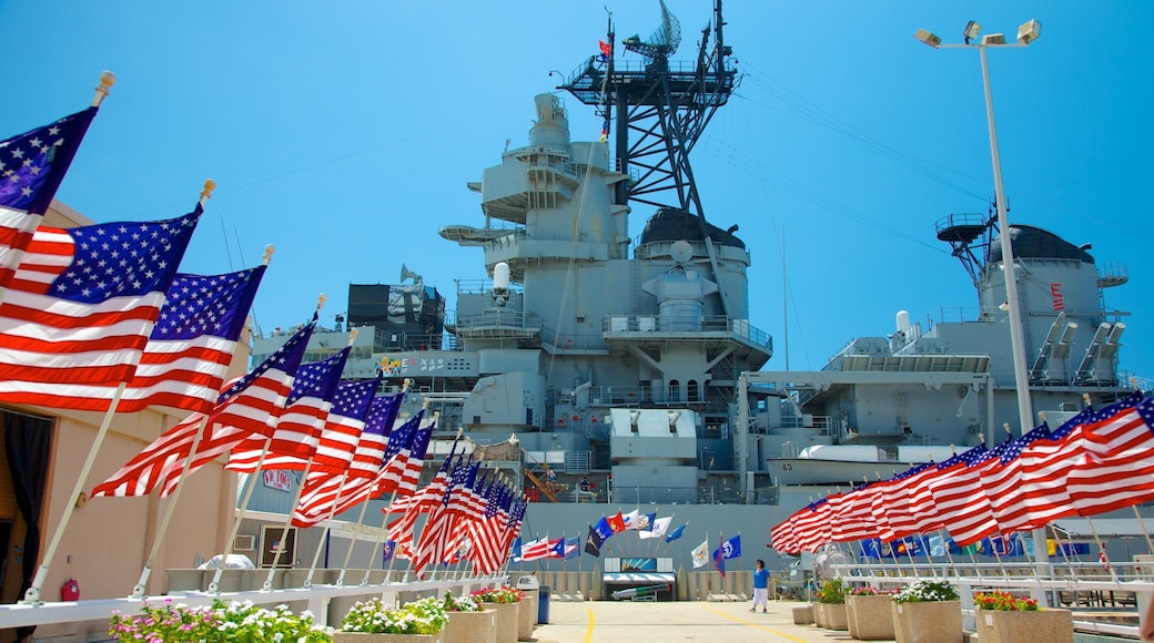 USS Missouri Memorial que inclui itens militares