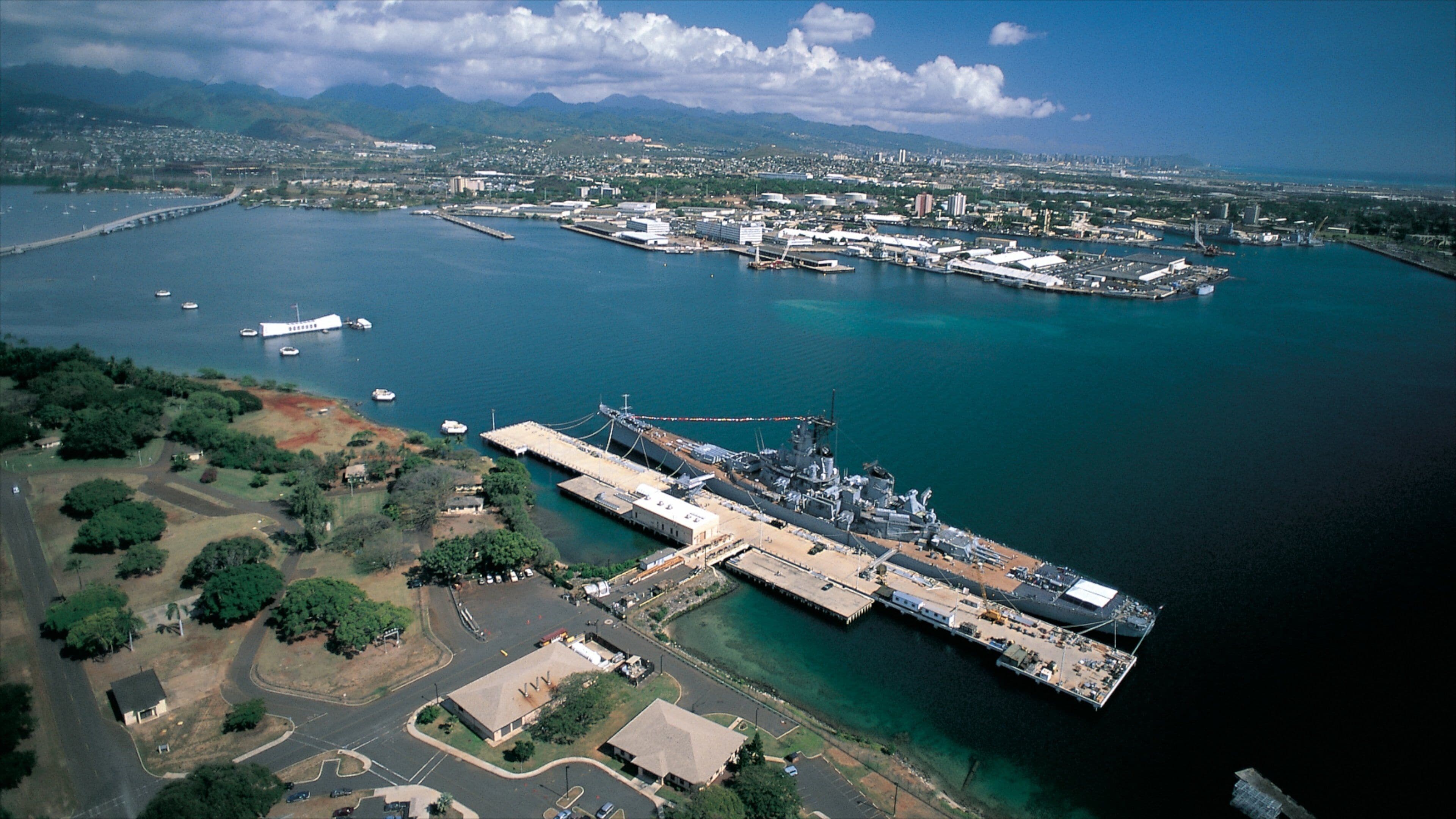 Honolulu qui includes ville côtière, marina et monument