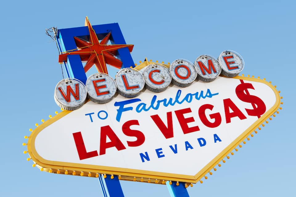 En neonskylt med texten ”VÄLKOMMEN TILL det fantastiska Las Vegas, Nevada” och en stjärna ovanför.