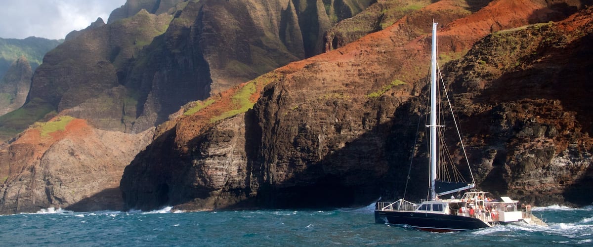 NaPali Coast State Park mostrando paseos en lancha, vistas generales de la costa y un barranco o cañón