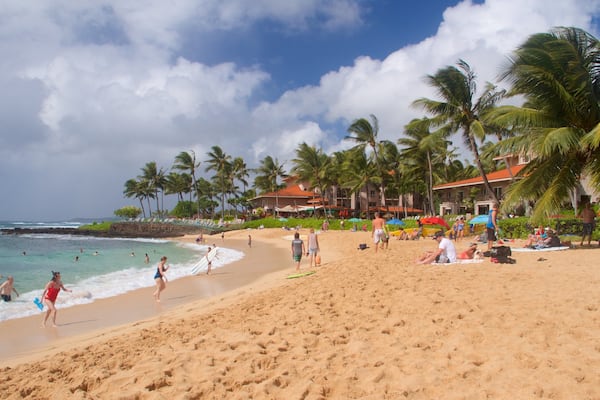 Poipu Beach mostrando una playa de arena