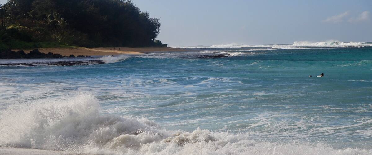 Catching some weird stormy spring waves from the #beaches in Hawaii! Love this spot. It’s quite the windy drive from Princeville but worth it. #lifeatexpedia