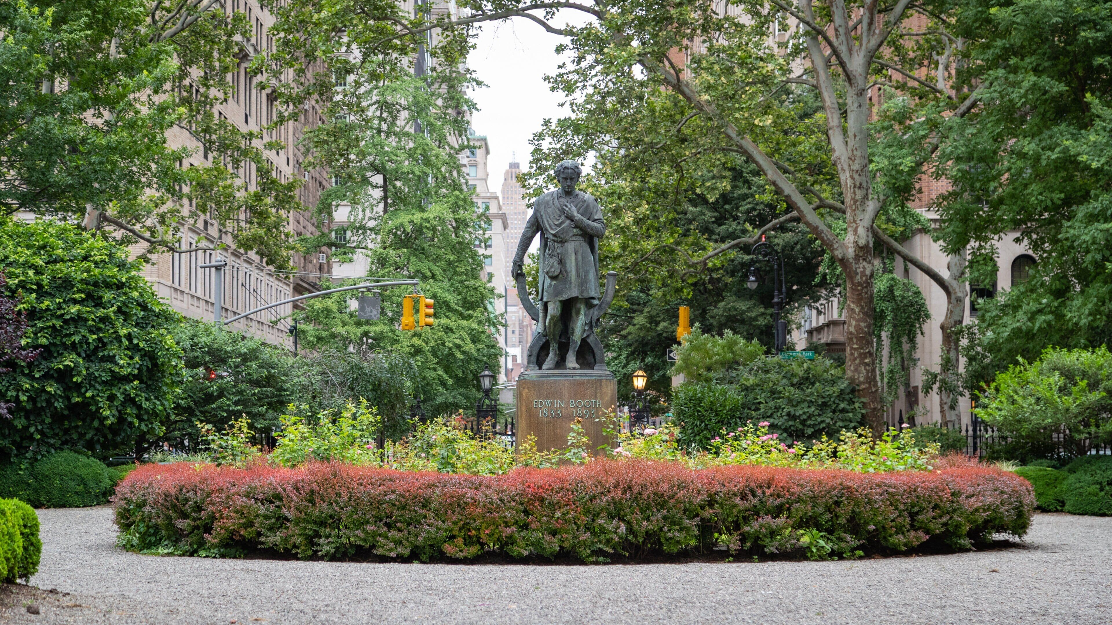 Gramercy Park which includes a statue or sculpture and a park