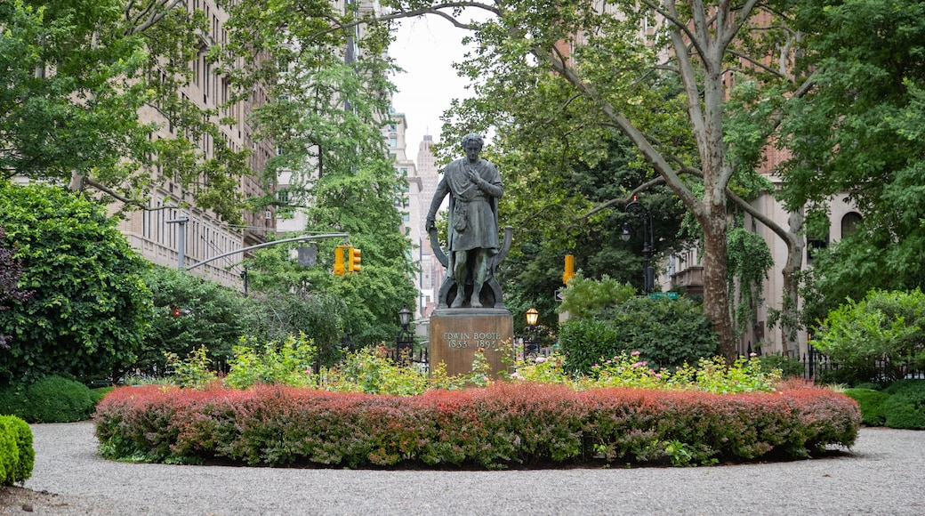 Gramercy Park which includes a statue or sculpture and a park