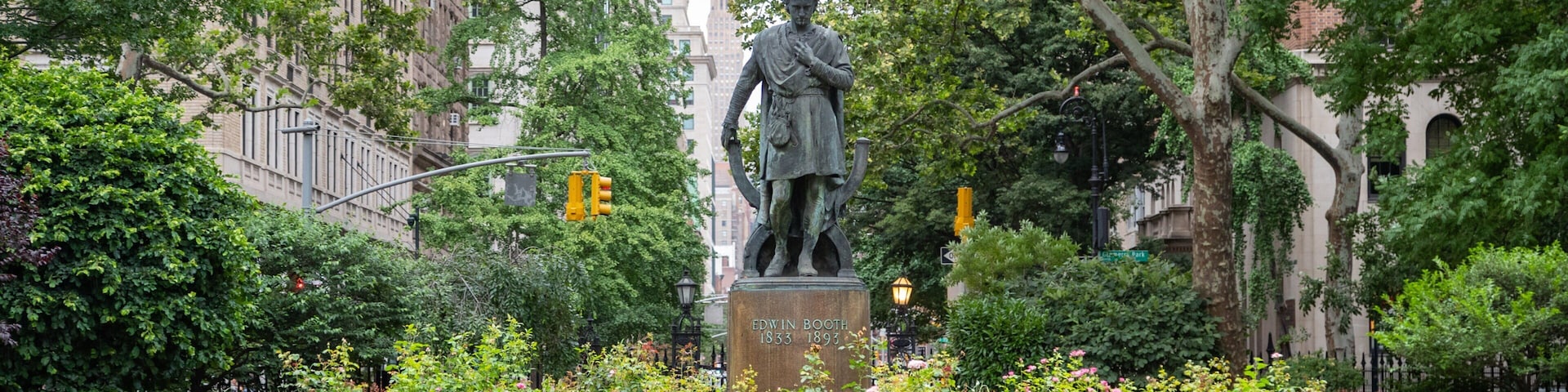 Gramercy Park which includes a statue or sculpture and a park