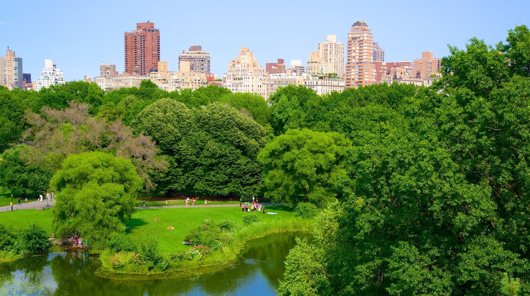Belvedere Castle caracterizando uma cidade e um jardim