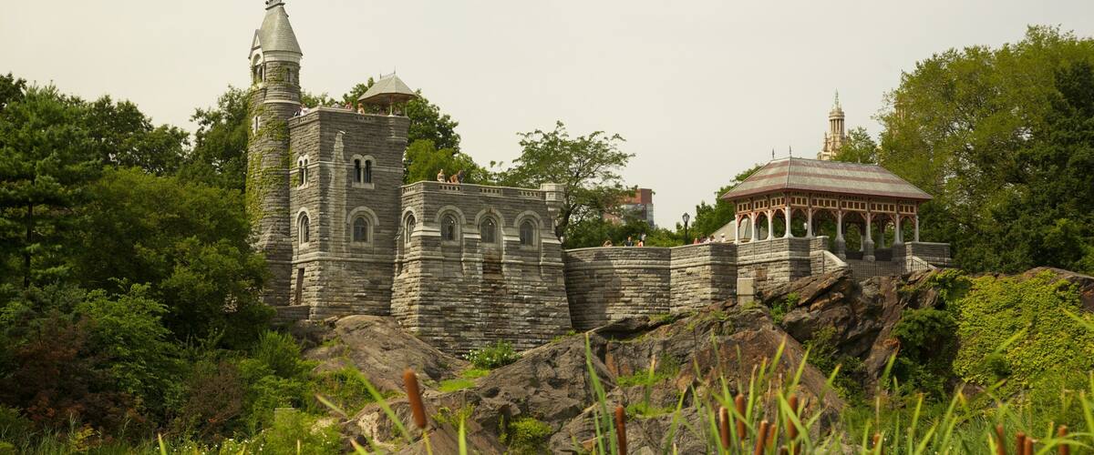 Belvedere Castle showing a pond and chateau or palace