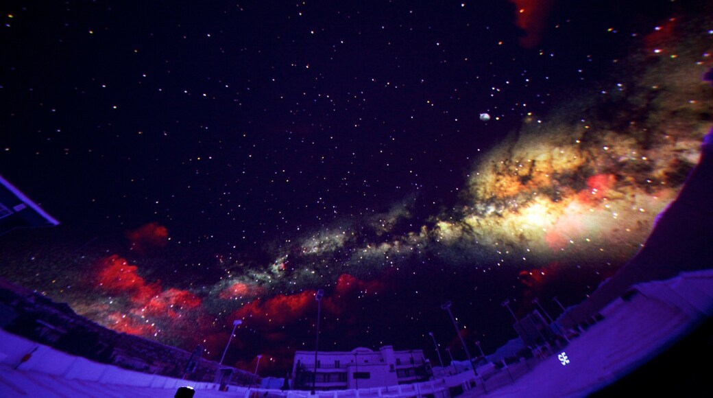 Fleischmann Planetarium and Science Center ofreciendo escenas nocturnas y aurora boreal