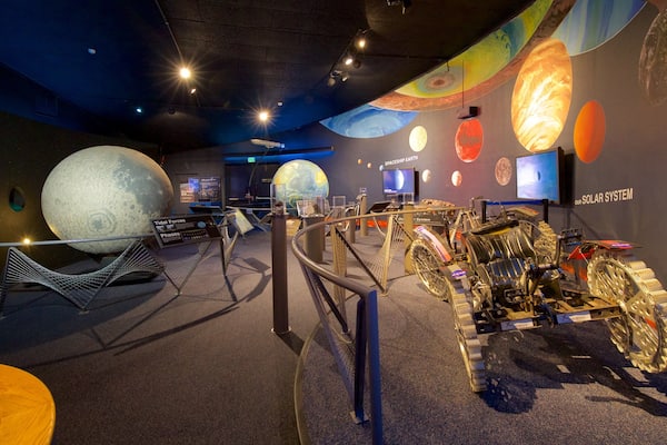 Fleischmann Planetarium and Science Center mettant en vedette vues intérieures