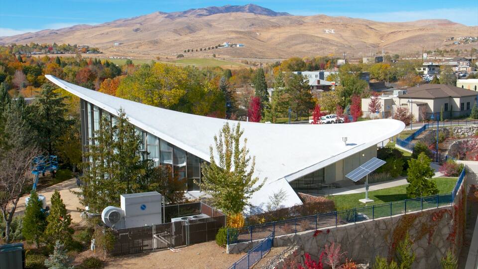 Fleischmann Planetarium and Science Center mostrando hojas de otoño y arquitectura moderna