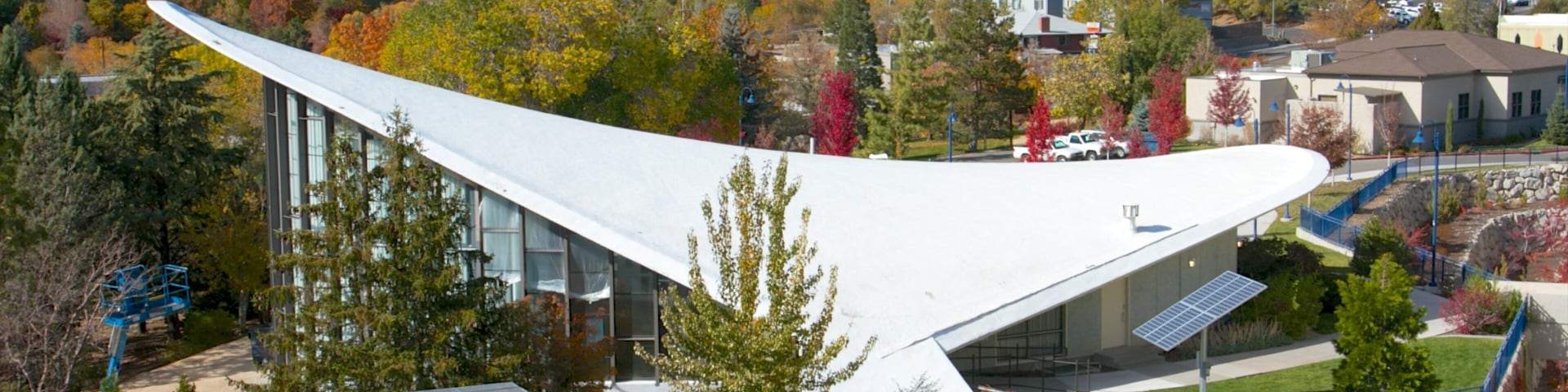 Fleischmann Planetarium and Science Center mostrando colores de otoño y arquitectura moderna