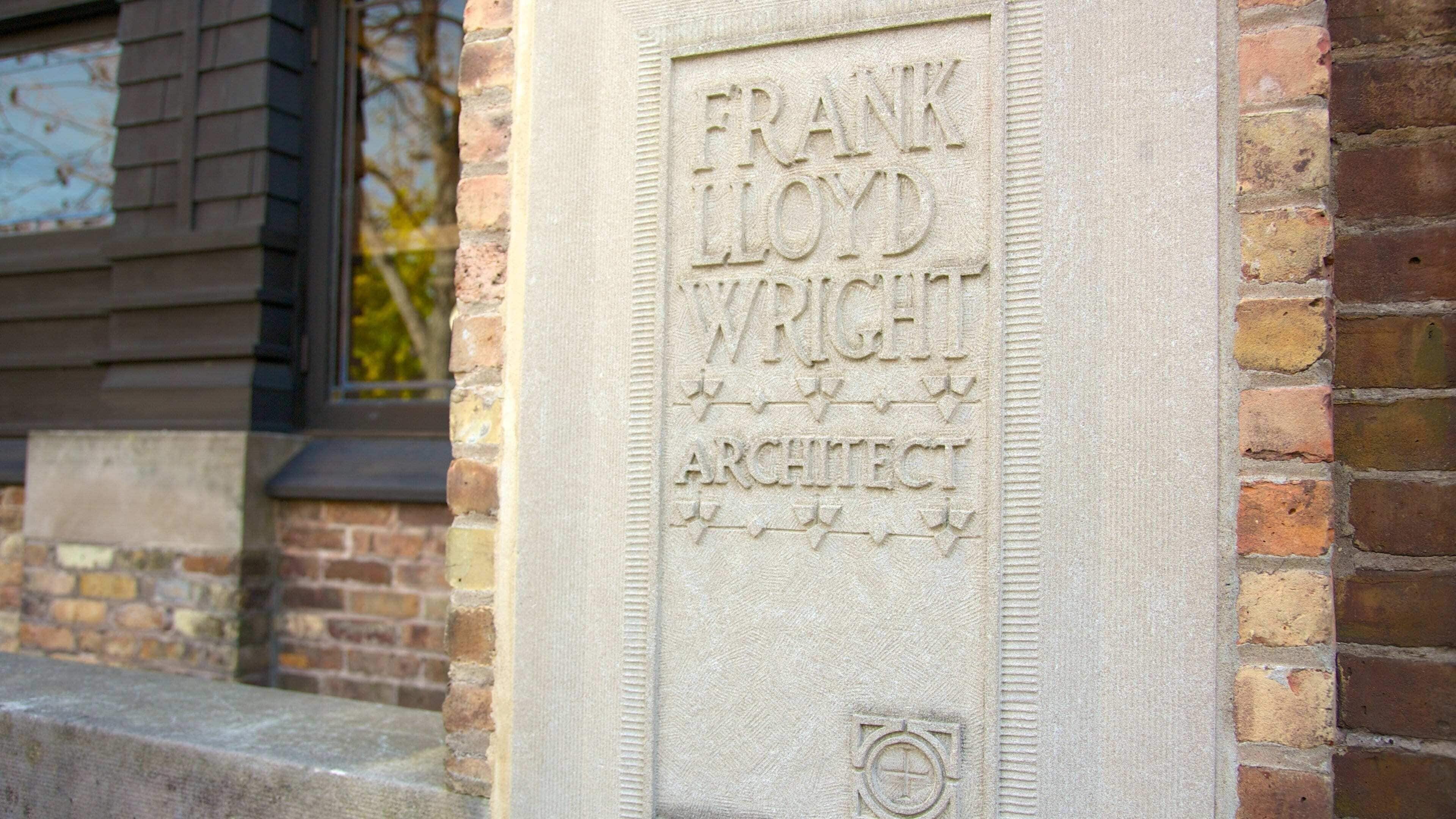 En stentavle med navnet 'FRANK LLOYD WRIGHT ARCHITECT' indgraveret.