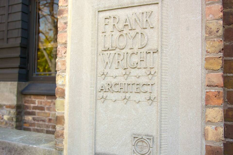 En stentavle med navnet 'FRANK LLOYD WRIGHT ARCHITECT' indgraveret.