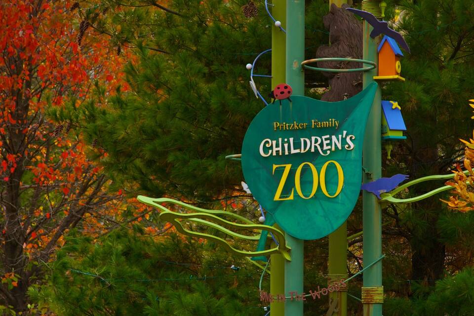 Señal para el zoológico infantil Pritzker, rodeado de follaje otoñal.