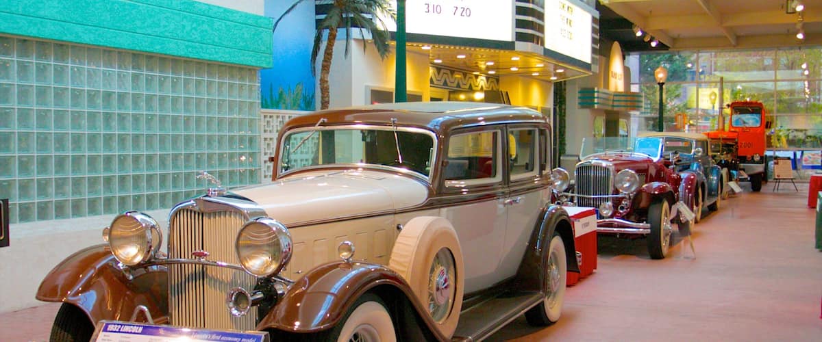 国立自動車博物館 表示 屋内の眺め