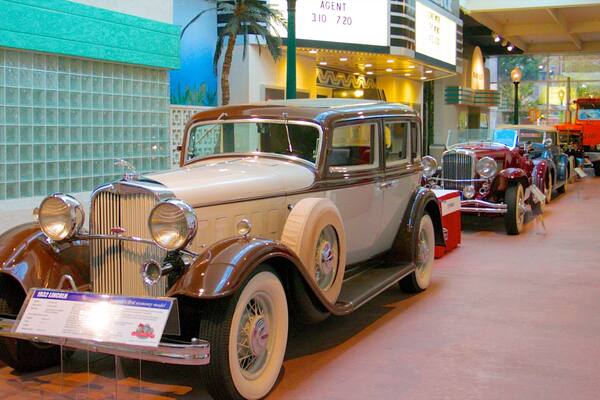 National Automobile Museum qui includes vues intérieures