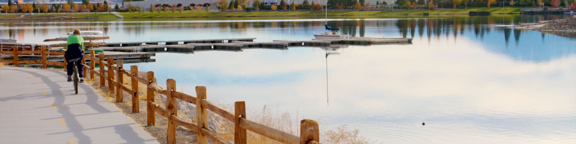 Sparks Marina Park que incluye ciclismo, jardín y un lago o espejo de agua