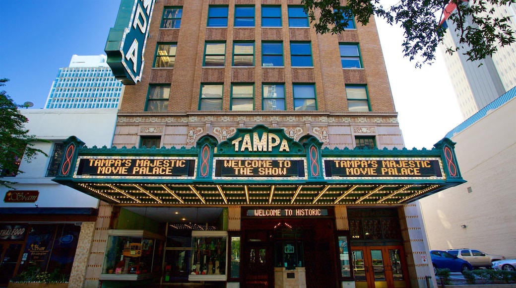 Tampa Theater ofreciendo una ciudad y señalización