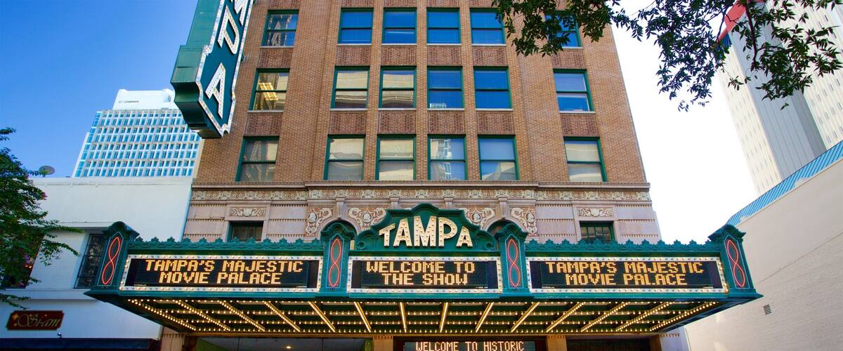Nhà hát Tampa có tính năng biển hiệu và thành phố