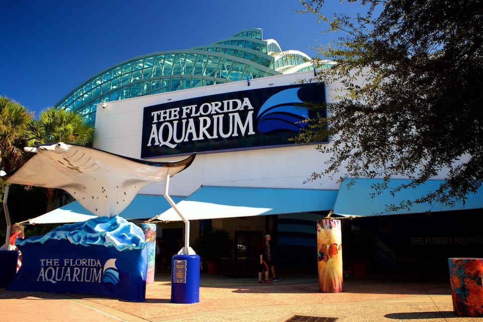 Exterior del Acuario de Florida, con una amplia estructura de vidrio y señalización.