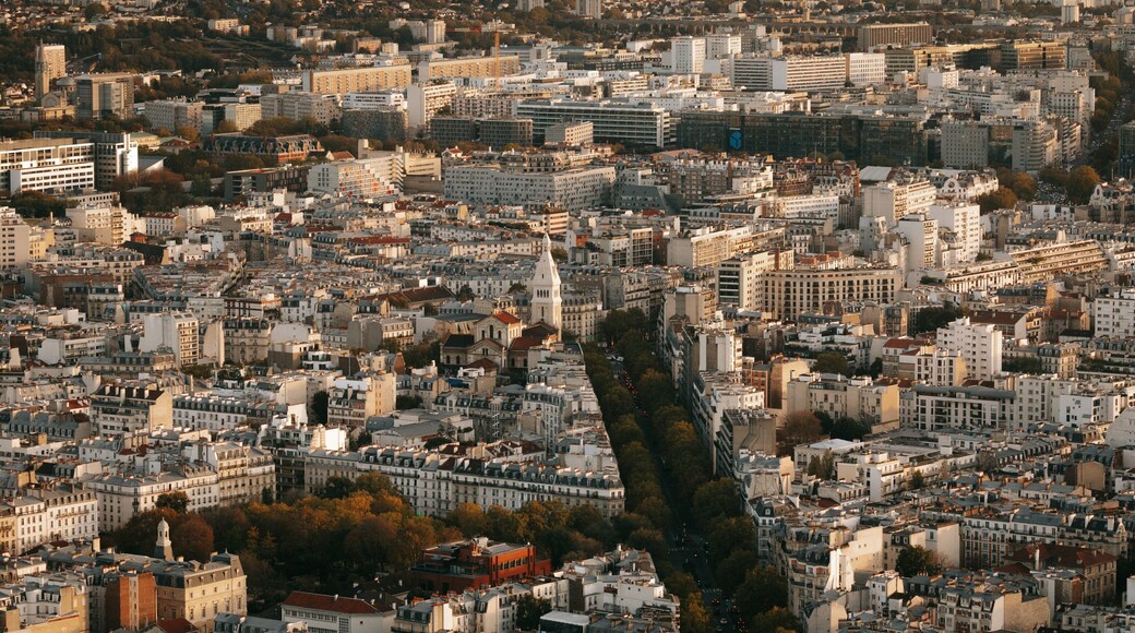Tour Montparnasse featuring landscape views and a city
