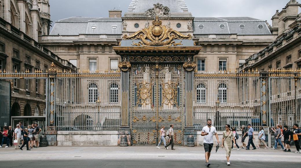 Sainte-Chapelle featuring street scenes and heritage architecture