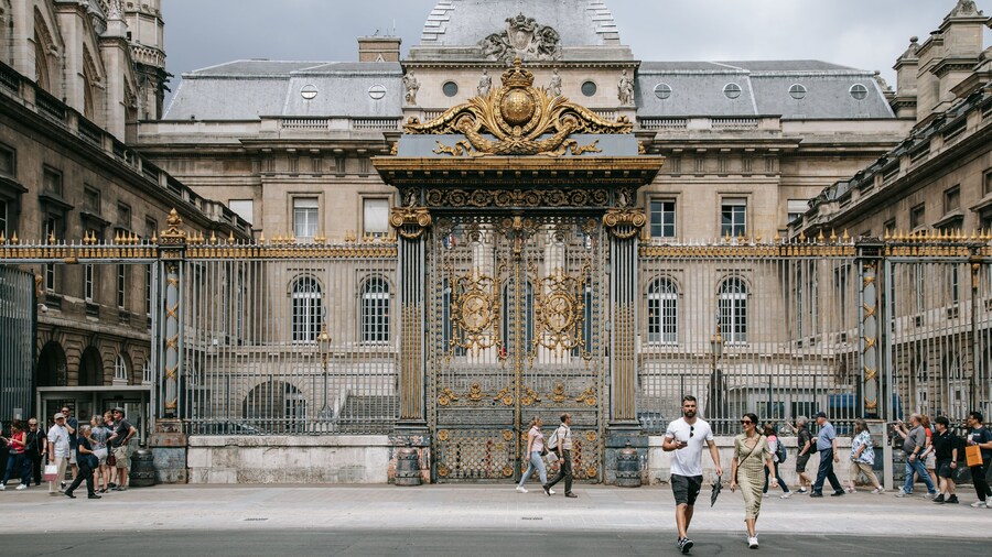 Sainte-Chapelle featuring street scenes and heritage architecture