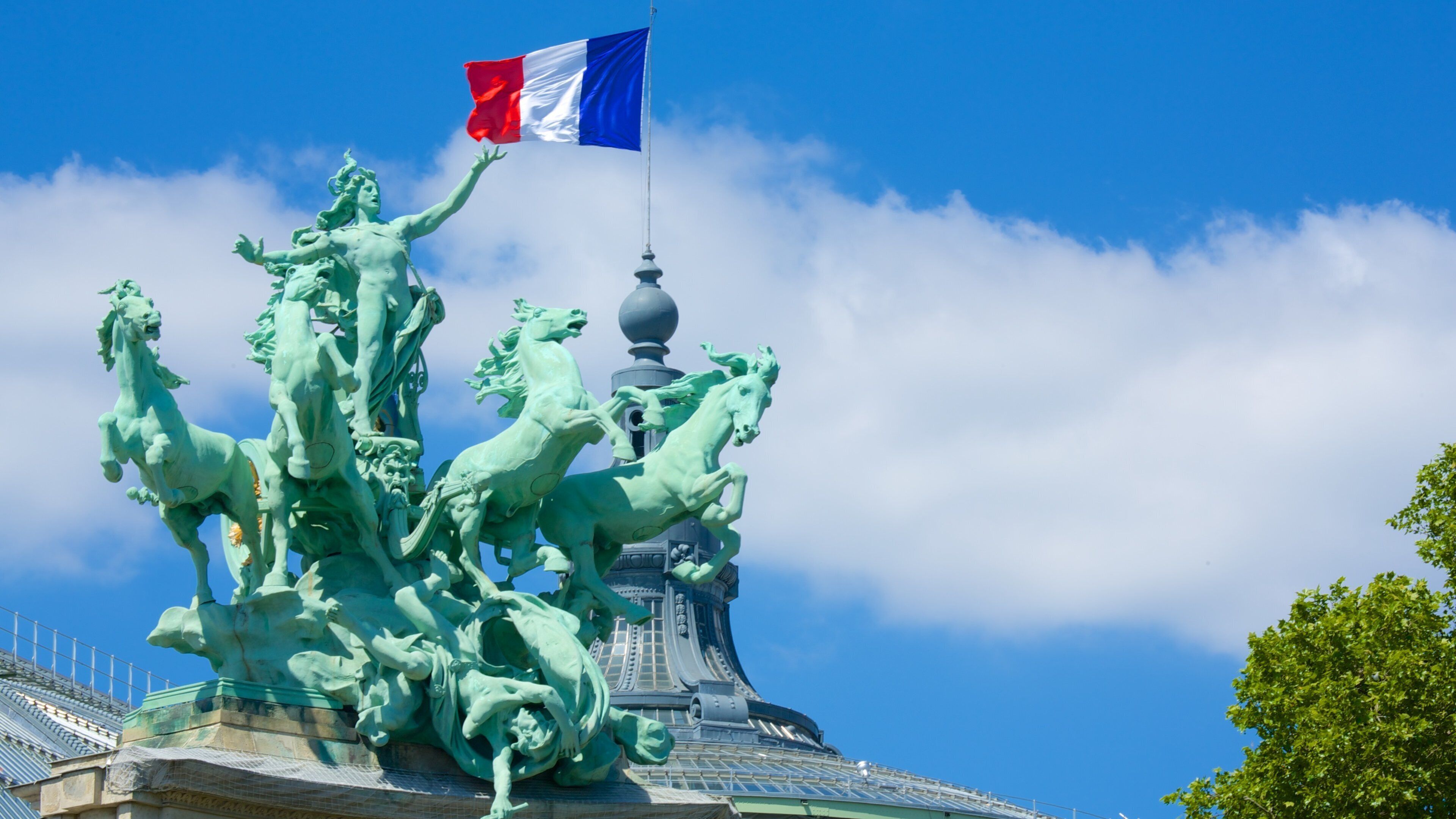 Grand Palais featuring a statue or sculpture