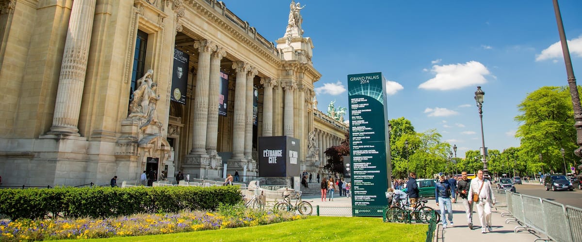 Grand Palais showing street scenes and heritage architecture
