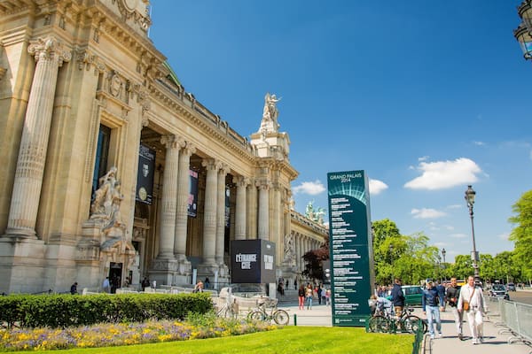 Grand Palais showing street scenes and heritage architecture