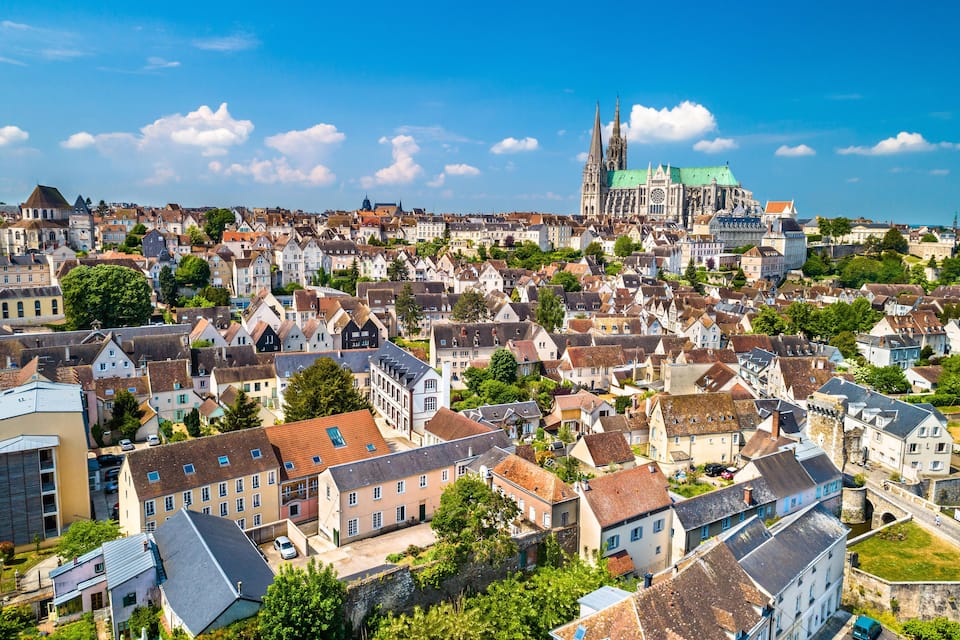 Une ville historique qui abrite une cathédrale remarquable et est entourée de bâtiments résidentiels.