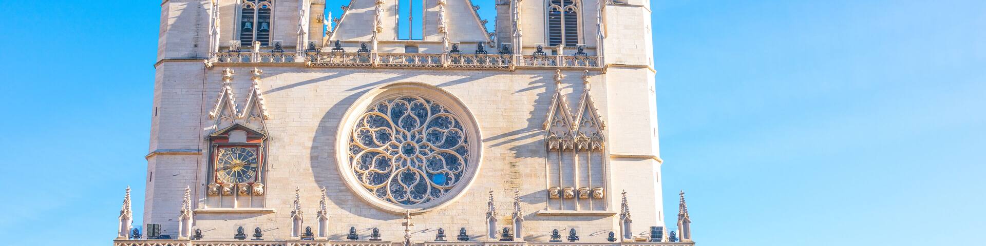 Una catedral gótica con un rosetón grande y arcos apuntados.