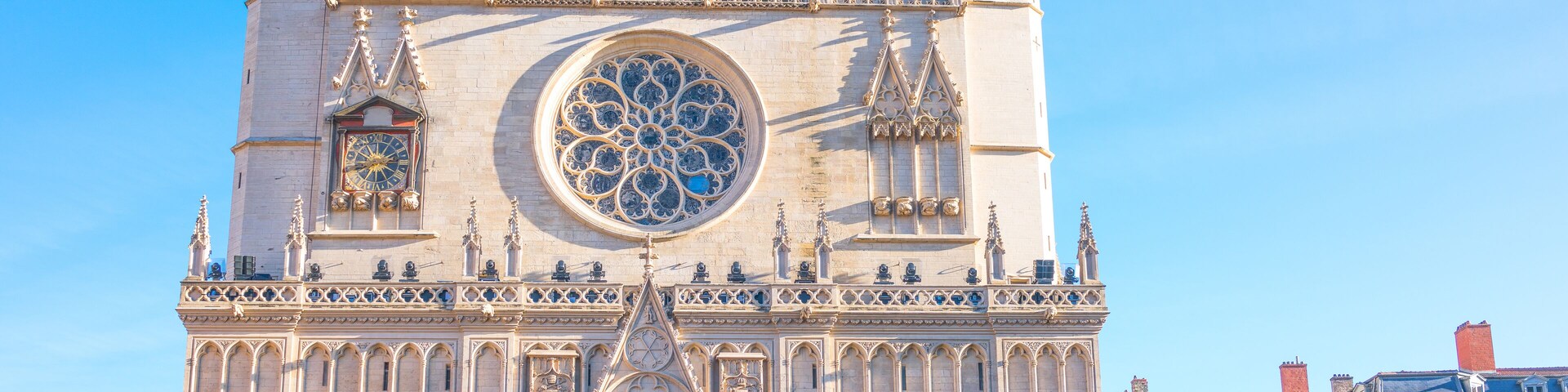 Una catedral gótica con un rosetón grande y arcos apuntados.