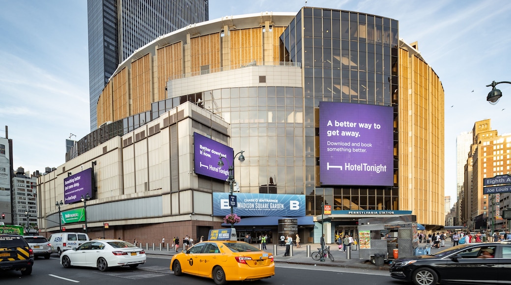 Madison Square Park featuring signage, a city and street scenes