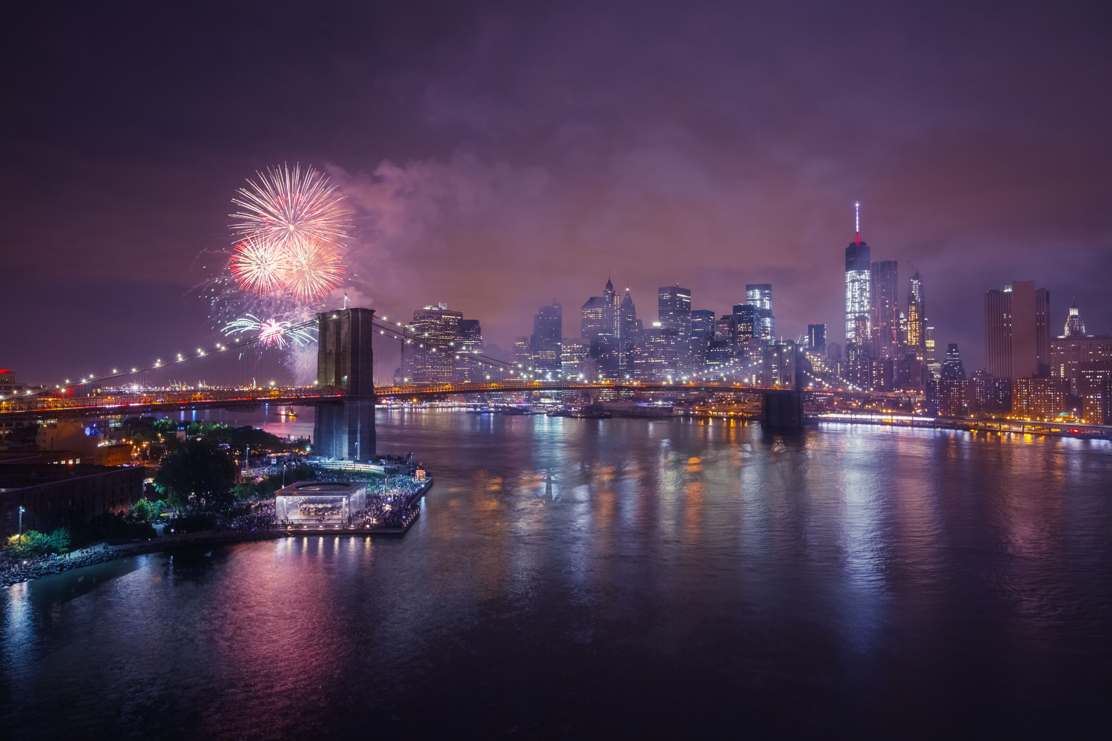 Feu d'artifices sur le skyline de New York.