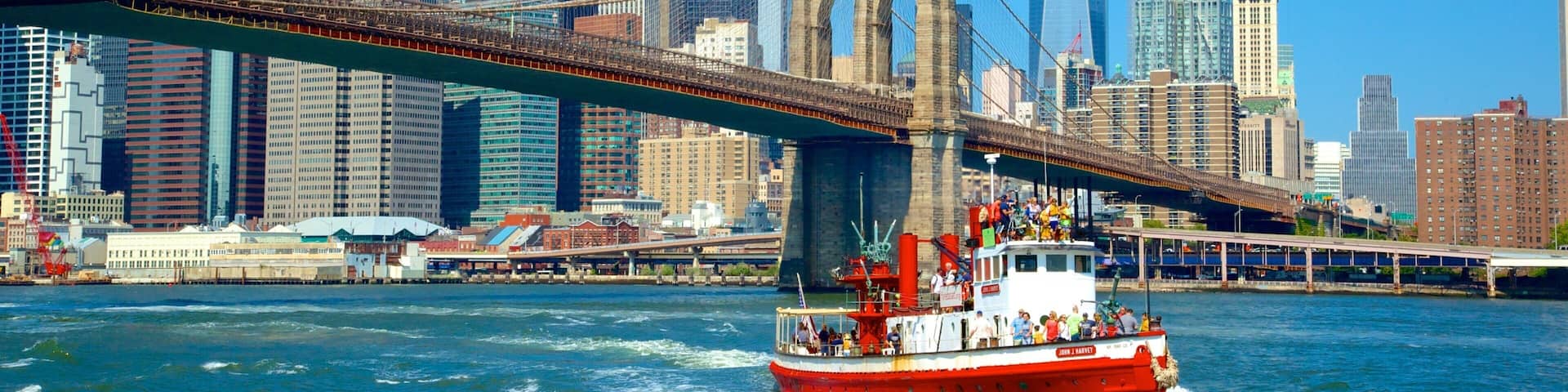 Brooklyn Bridge welches beinhaltet Fähre, Brücke und Fluss oder Bach