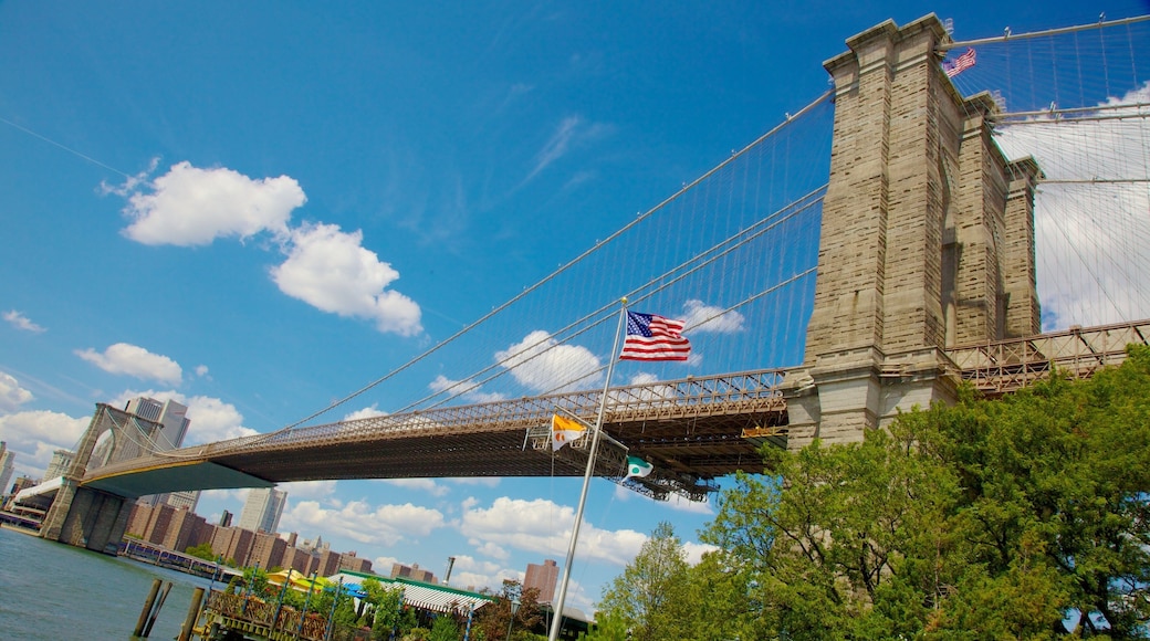 Brooklyn Bridge caracterizando uma cidade, uma ponte e arquitetura de patrimônio