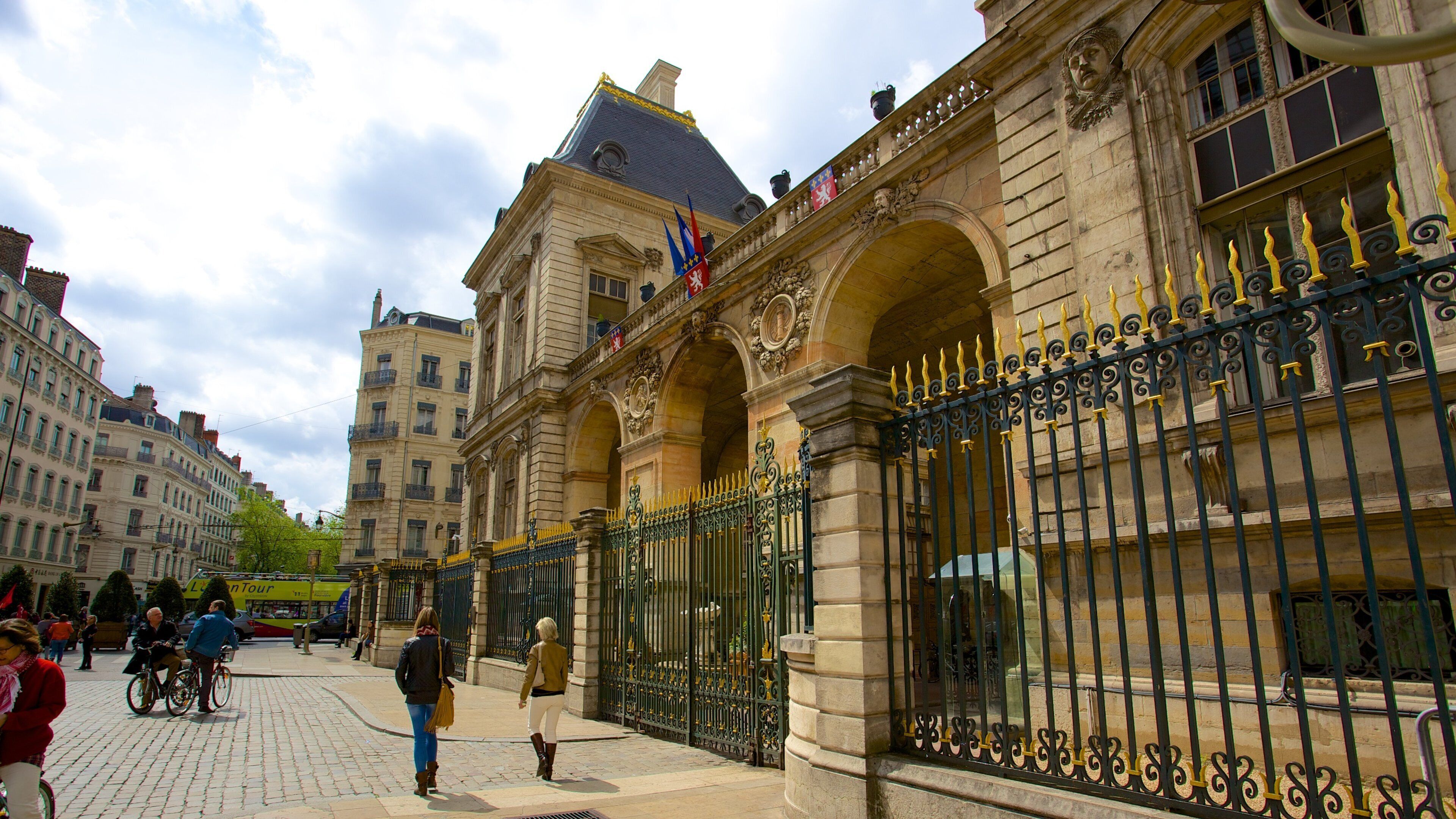 Terreaux-torget presenterar historisk arkitektur och en administrativ byggnad