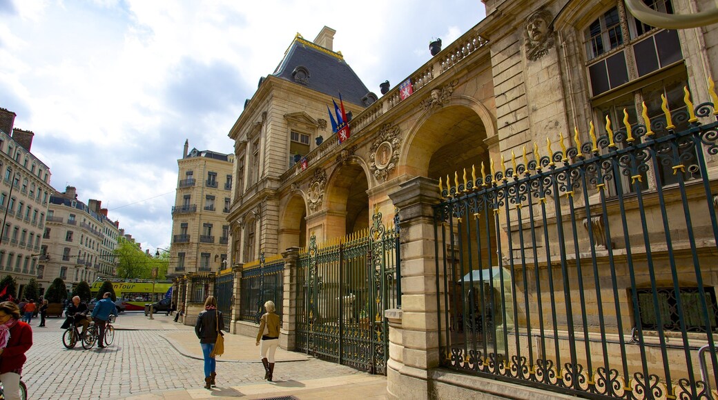 Terreaux-torget presenterar historisk arkitektur och en administrativ byggnad