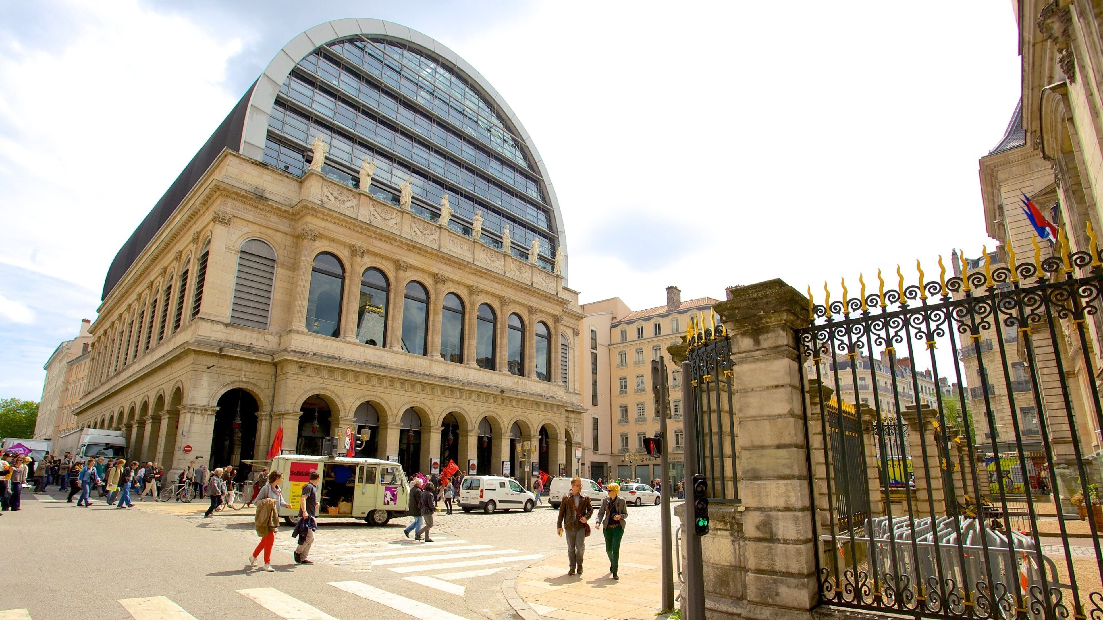 Ópera de Lyon mostrando cenas de rua assim como um grande grupo de pessoas