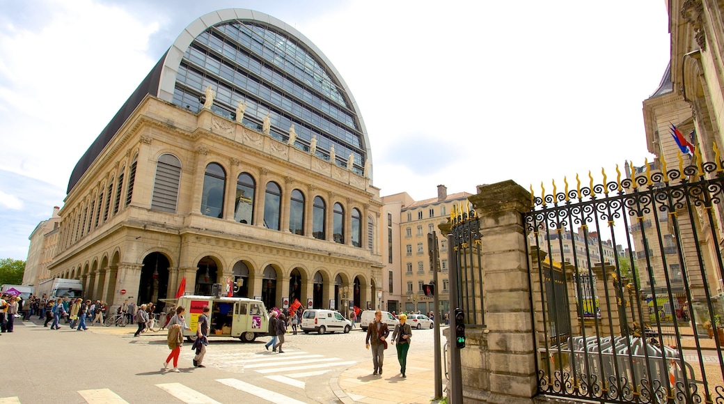 Ăpera de Lyon mostrando cenas de rua assim como um grande grupo de pessoas