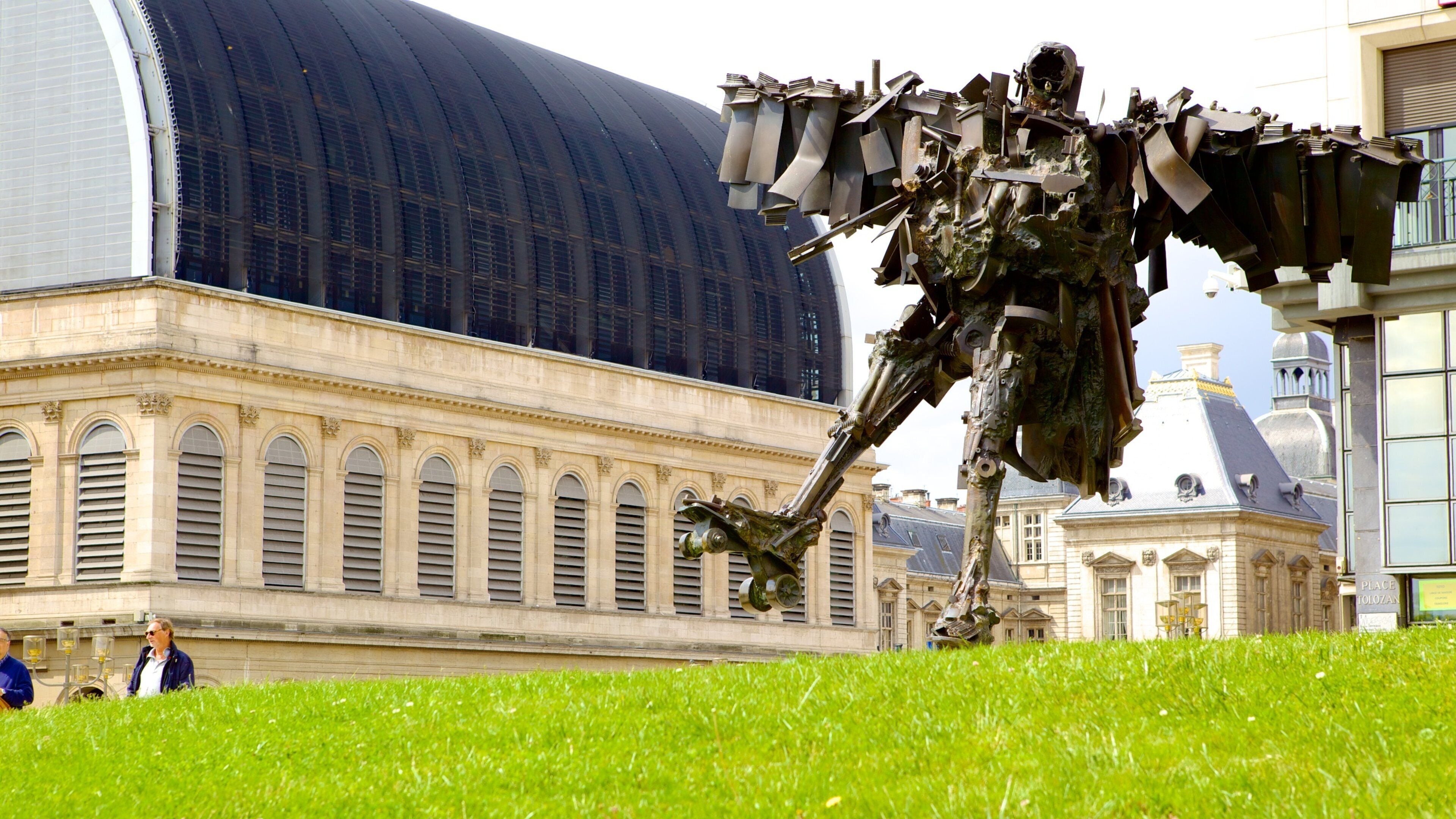 Ópera de Lyon mostrando arte ao ar livre