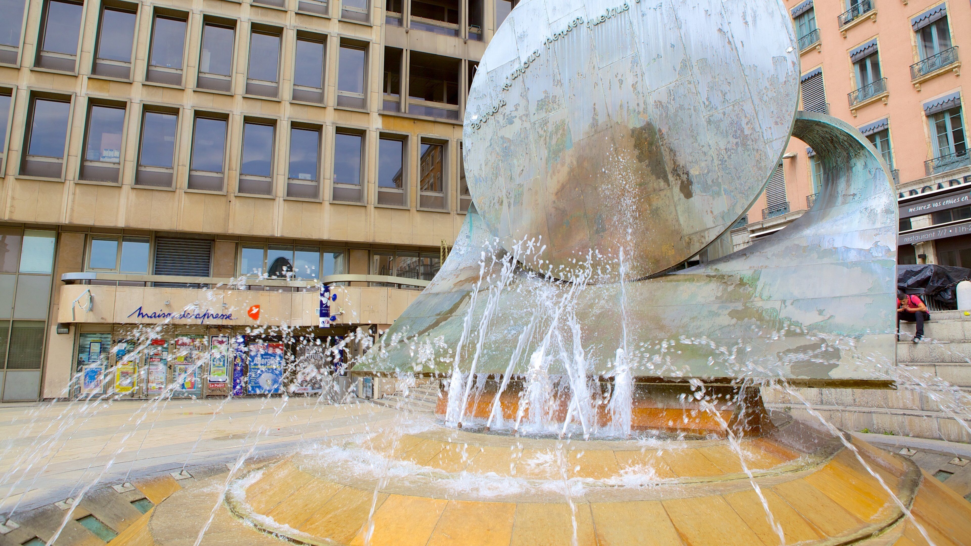 Ópera de Lyon mostrando arte al aire libre, una plaza y una fuente