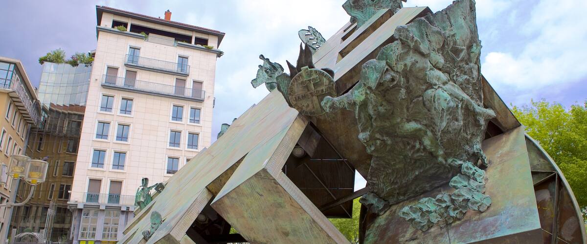 Ópera de Lyon que incluye arte al aire libre